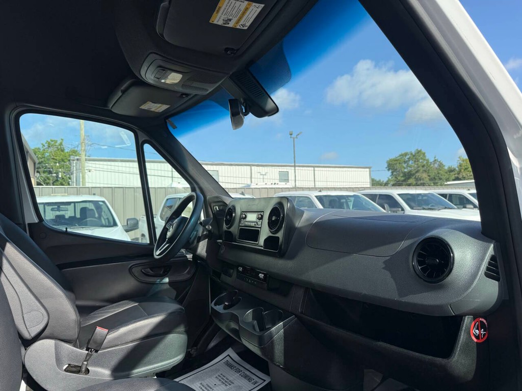 Mercedes-Benz Sprinter Vehicle Full-screen Gallery Image 08