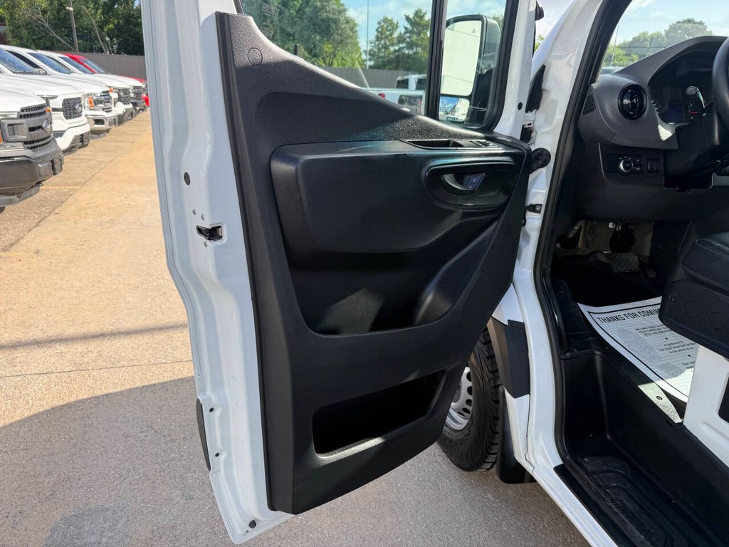 Mercedes-Benz Sprinter Vehicle Full-screen Gallery Image 09