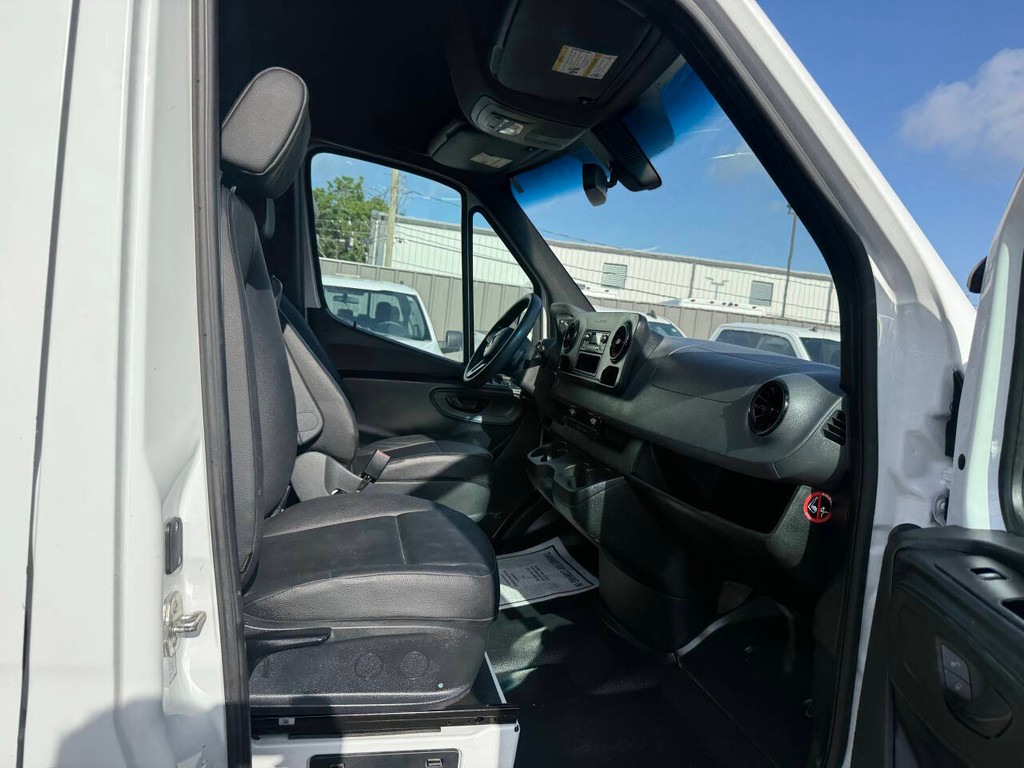 Mercedes-Benz Sprinter Vehicle Full-screen Gallery Image 10