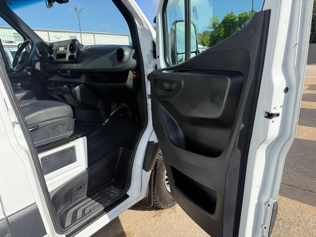 Mercedes-Benz Sprinter Vehicle Full-screen Gallery Image 11