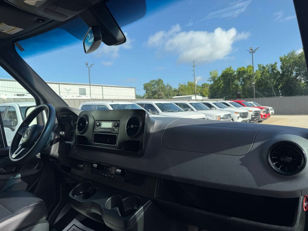 Mercedes-Benz Sprinter Vehicle Full-screen Gallery Image 12