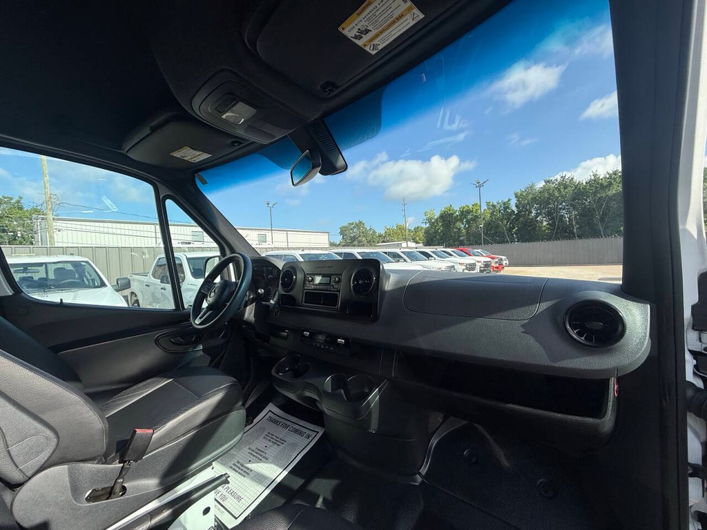 Mercedes-Benz Sprinter Vehicle Full-screen Gallery Image 13