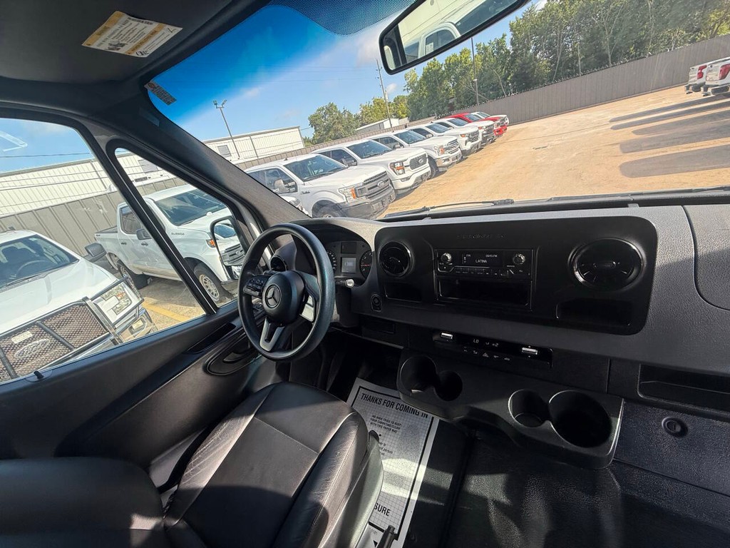 Mercedes-Benz Sprinter Vehicle Full-screen Gallery Image 14