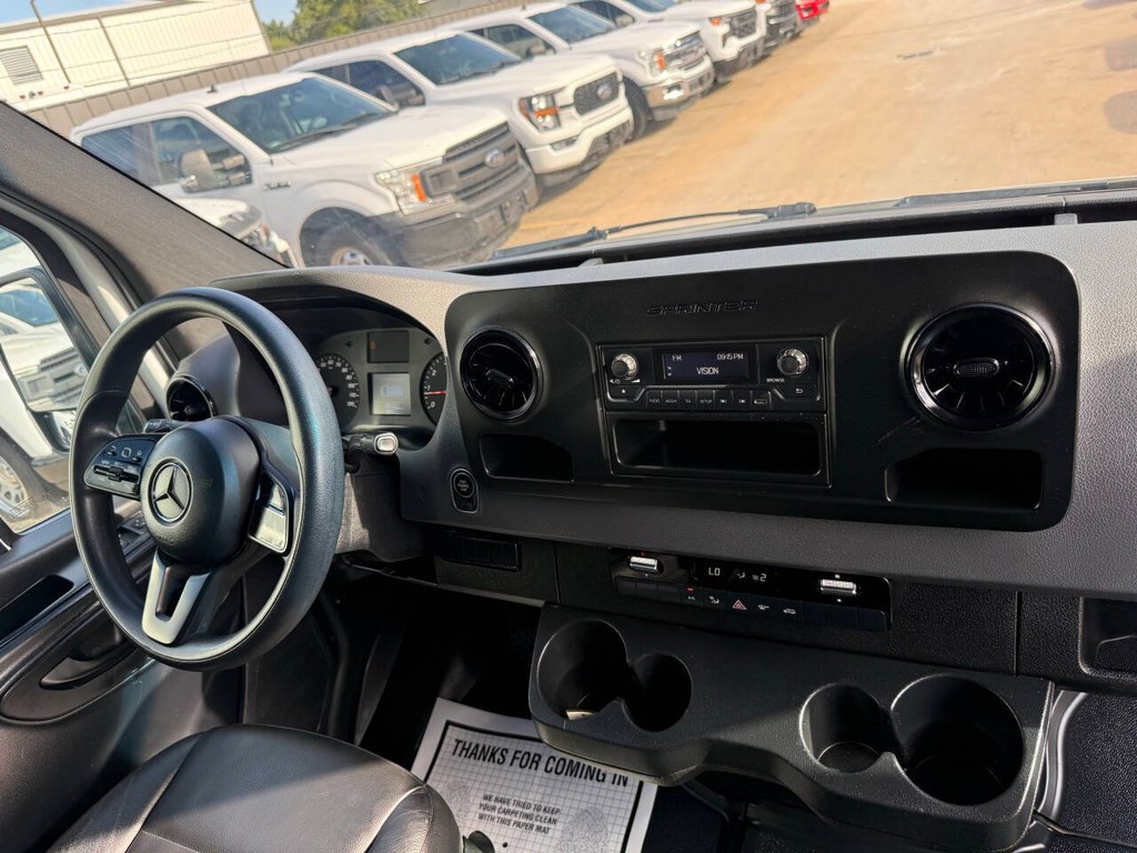 Mercedes-Benz Sprinter Vehicle Full-screen Gallery Image 16