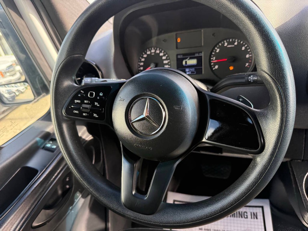 Mercedes-Benz Sprinter Vehicle Full-screen Gallery Image 17