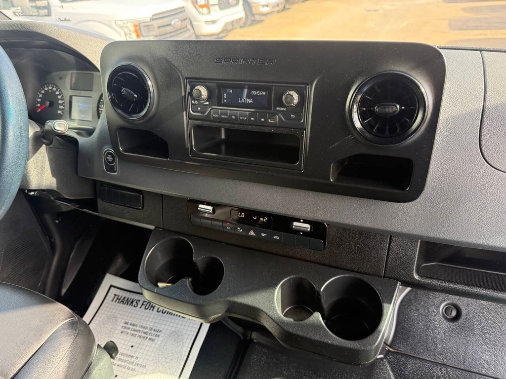 Mercedes-Benz Sprinter Vehicle Full-screen Gallery Image 22
