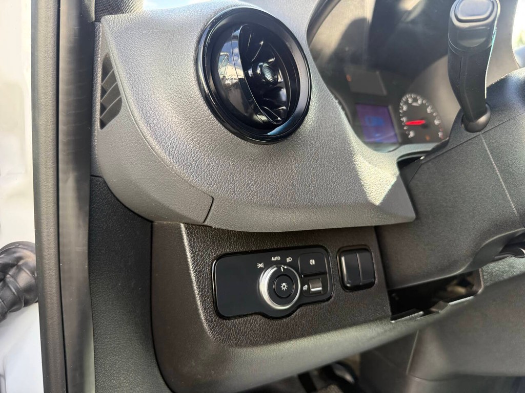 Mercedes-Benz Sprinter Vehicle Full-screen Gallery Image 23