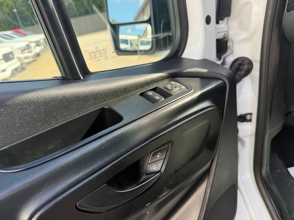Mercedes-Benz Sprinter Vehicle Full-screen Gallery Image 24