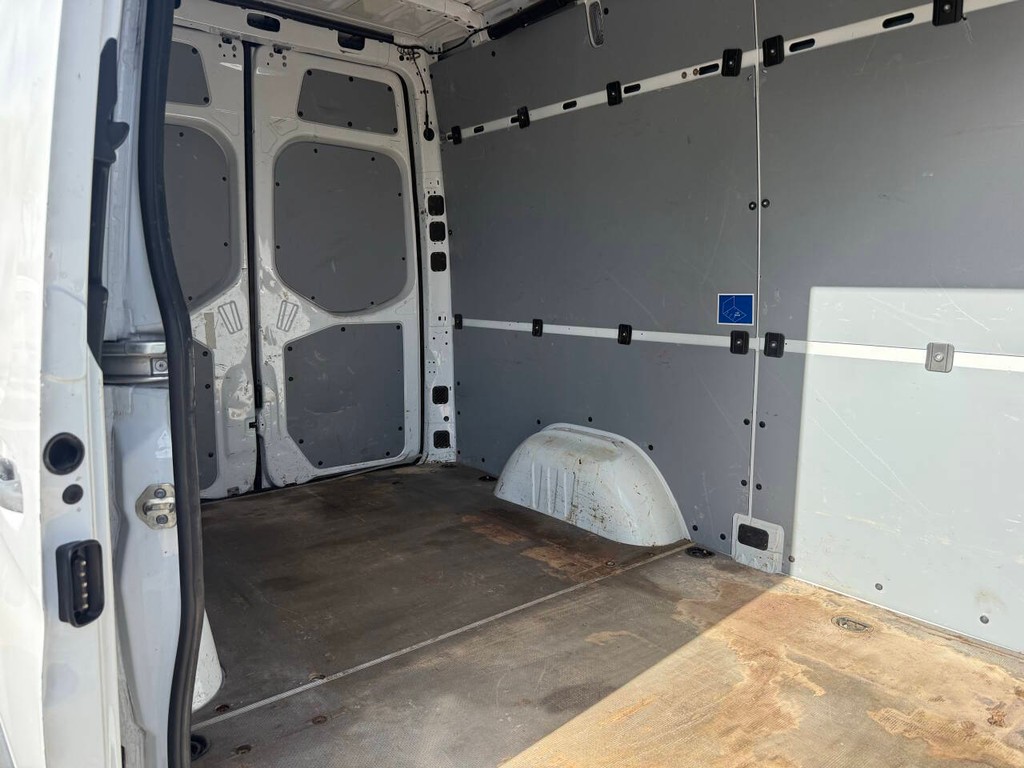 Mercedes-Benz Sprinter Vehicle Full-screen Gallery Image 28