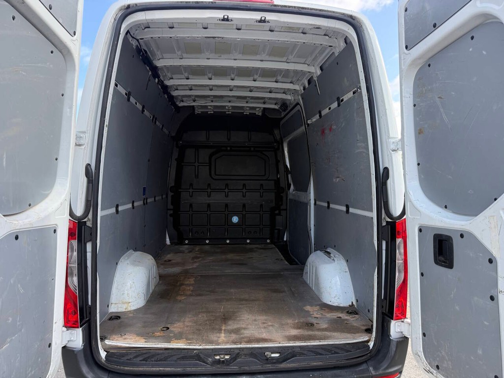 Mercedes-Benz Sprinter Vehicle Full-screen Gallery Image 30