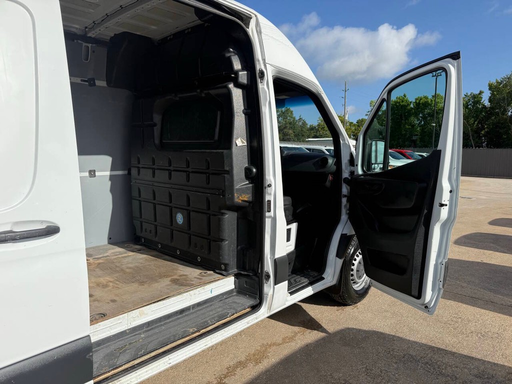 Mercedes-Benz Sprinter Vehicle Full-screen Gallery Image 31