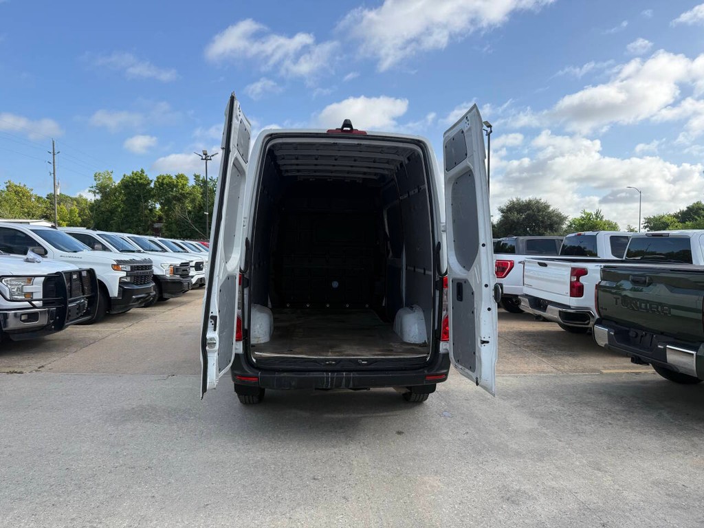 Mercedes-Benz Sprinter Vehicle Full-screen Gallery Image 32