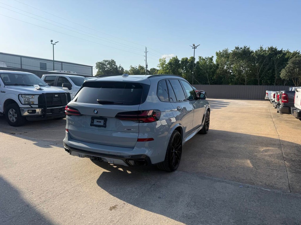 BMW X5 Vehicle Full-screen Gallery Image 05