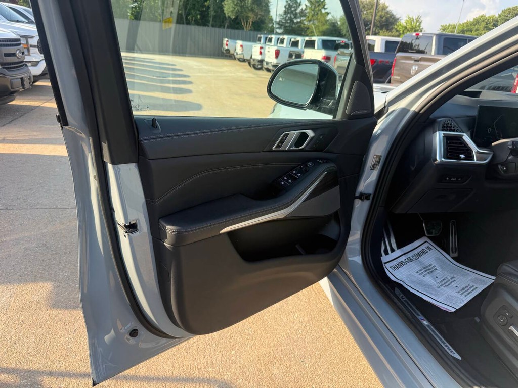 BMW X5 Vehicle Full-screen Gallery Image 09