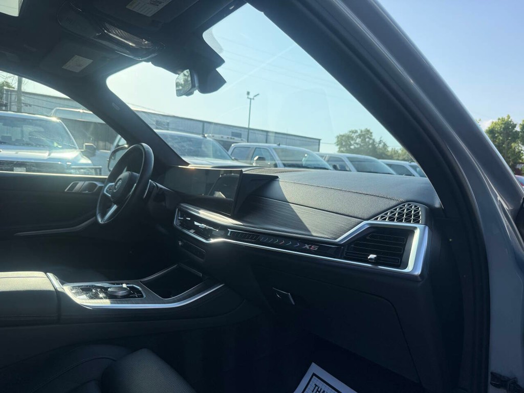 BMW X5 Vehicle Full-screen Gallery Image 10