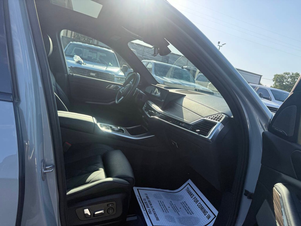 BMW X5 Vehicle Full-screen Gallery Image 11