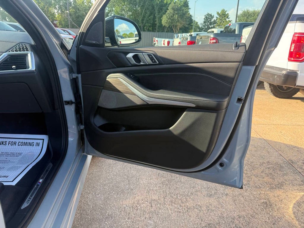 BMW X5 Vehicle Full-screen Gallery Image 12
