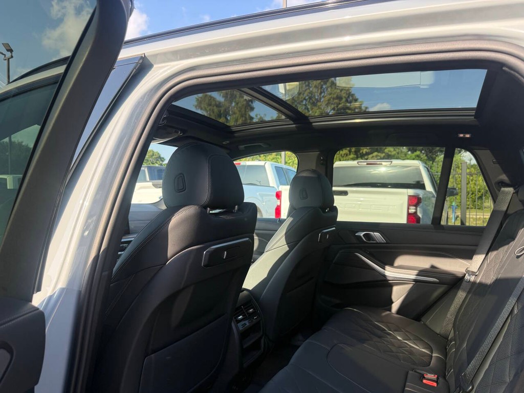 BMW X5 Vehicle Full-screen Gallery Image 13