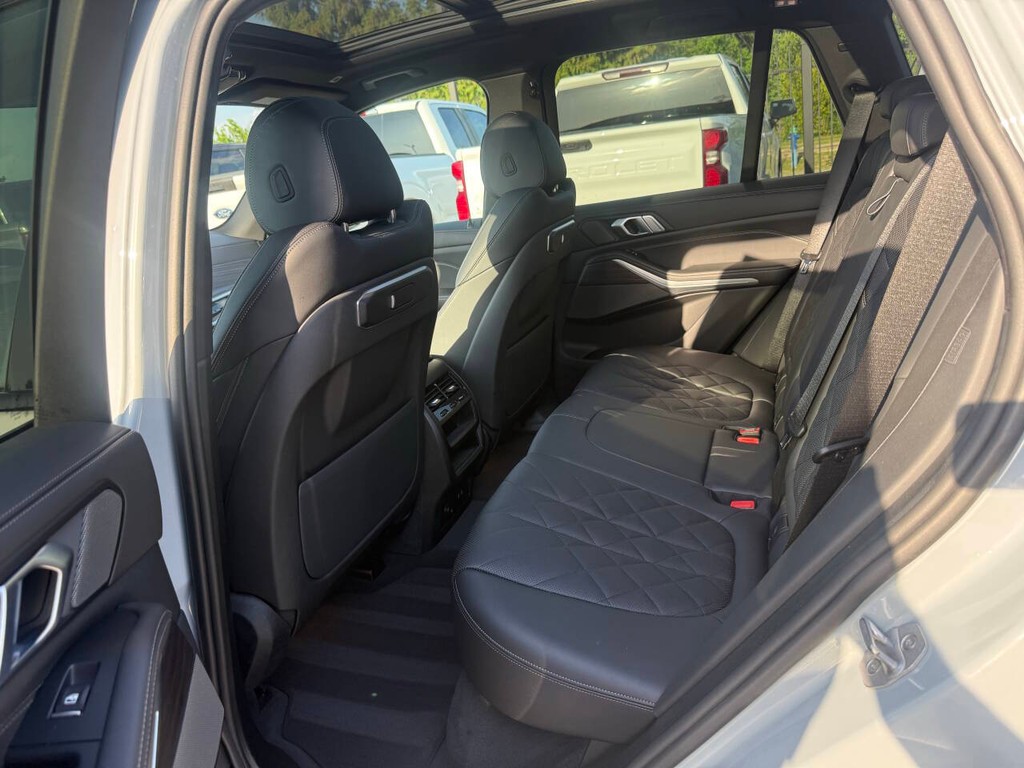 BMW X5 Vehicle Full-screen Gallery Image 14