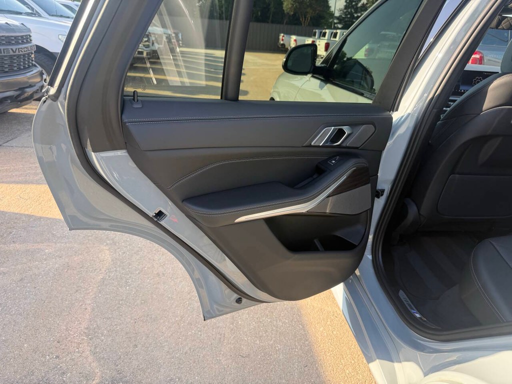 BMW X5 Vehicle Full-screen Gallery Image 15