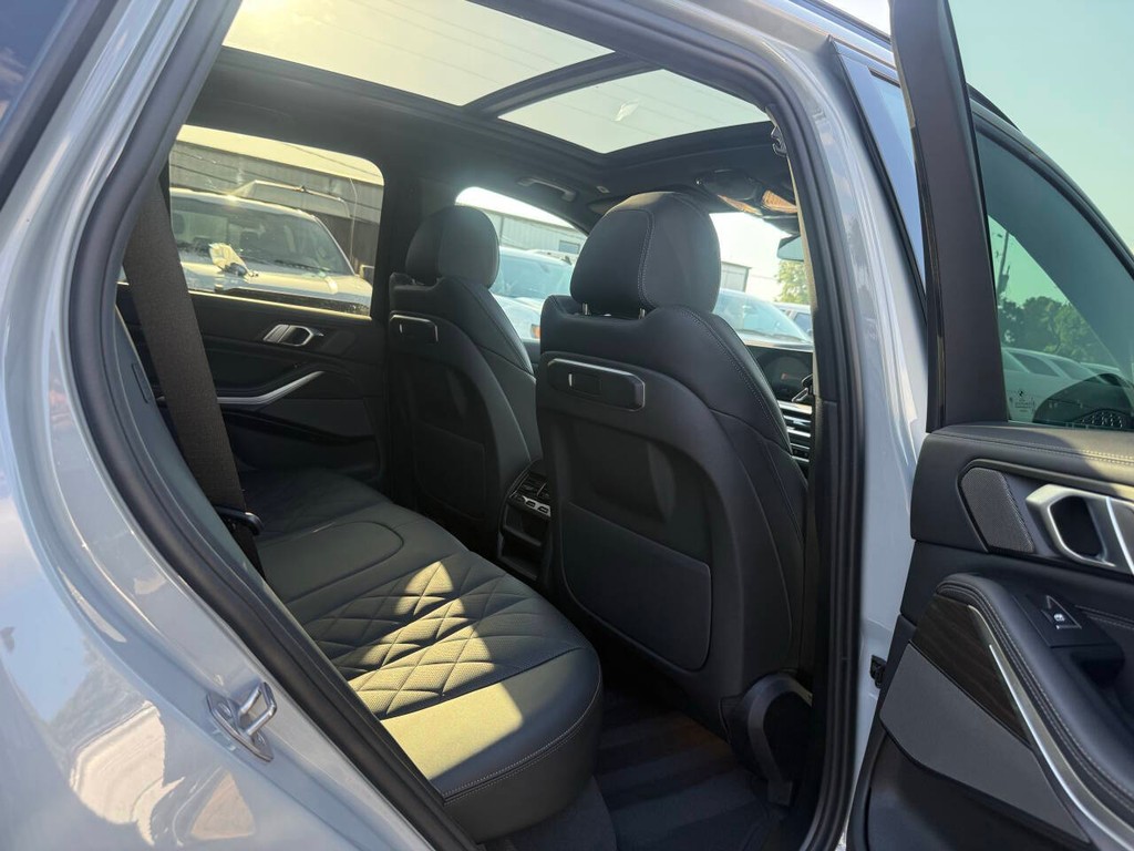 BMW X5 Vehicle Full-screen Gallery Image 16