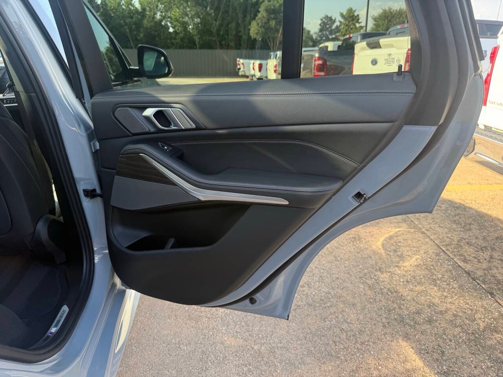 BMW X5 Vehicle Full-screen Gallery Image 17