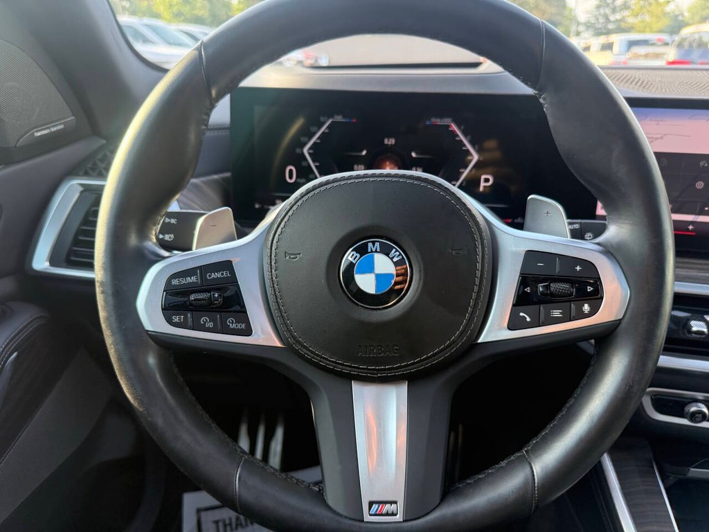 BMW X5 Vehicle Full-screen Gallery Image 24