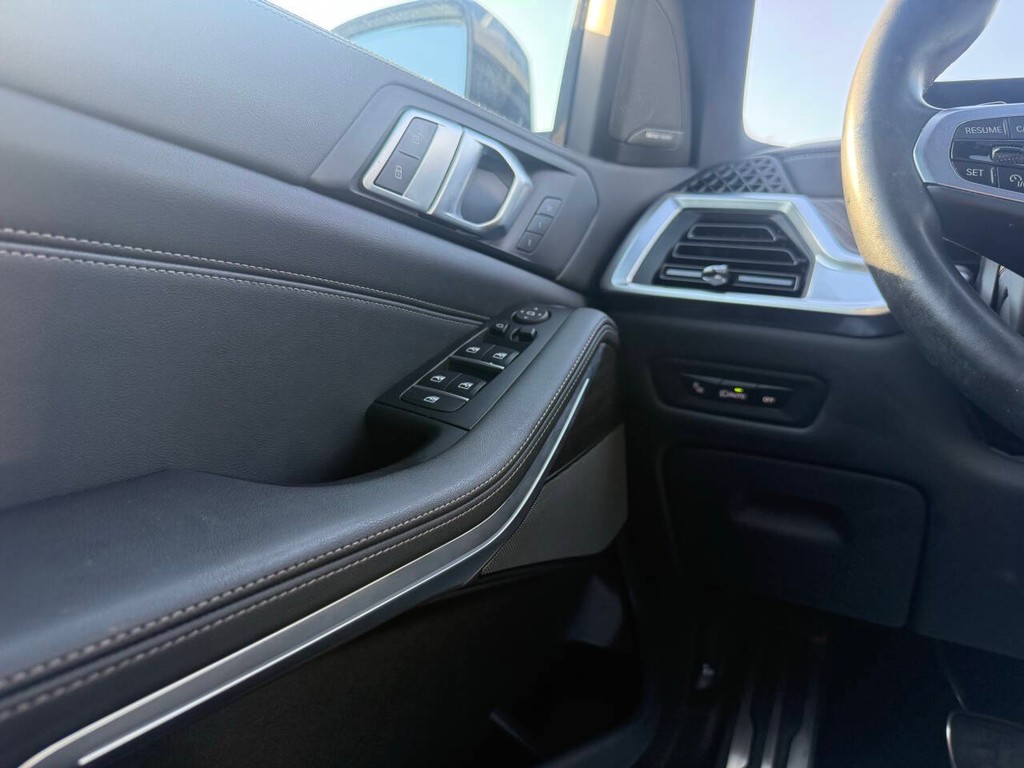 BMW X5 Vehicle Full-screen Gallery Image 30
