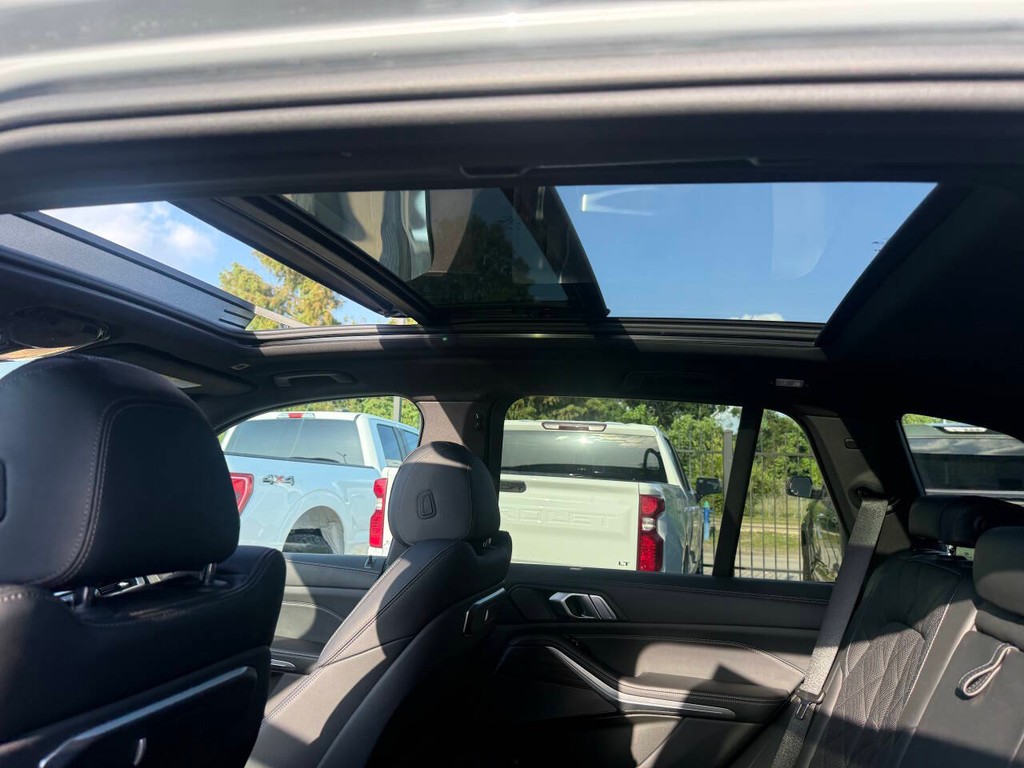 BMW X5 Vehicle Full-screen Gallery Image 32