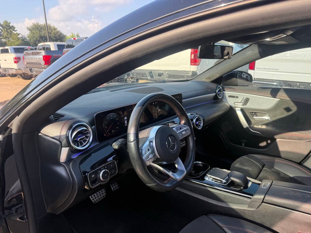 Mercedes-Benz CLA Vehicle Full-screen Gallery Image 06