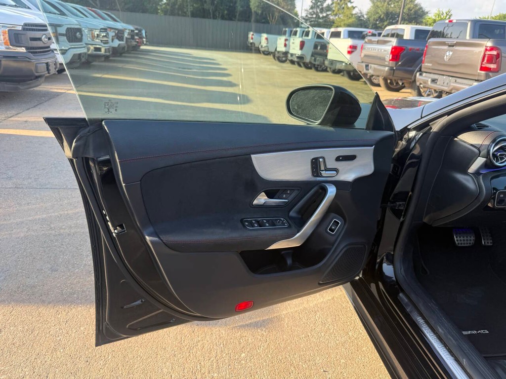 Mercedes-Benz CLA Vehicle Full-screen Gallery Image 08