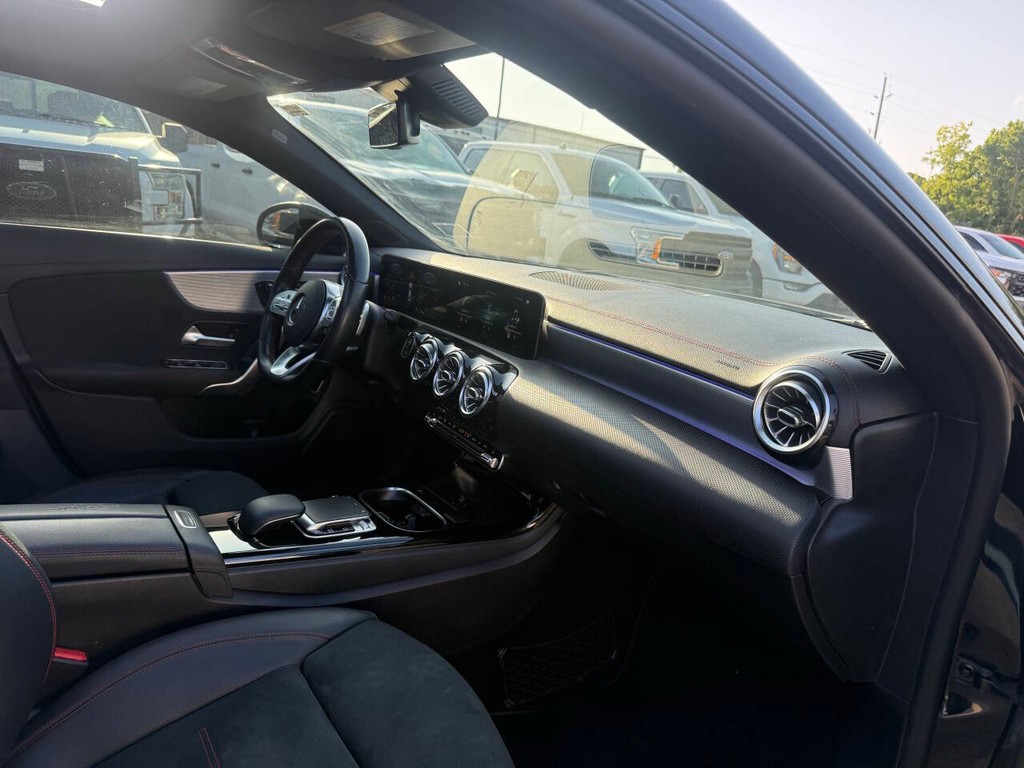 Mercedes-Benz CLA Vehicle Full-screen Gallery Image 09