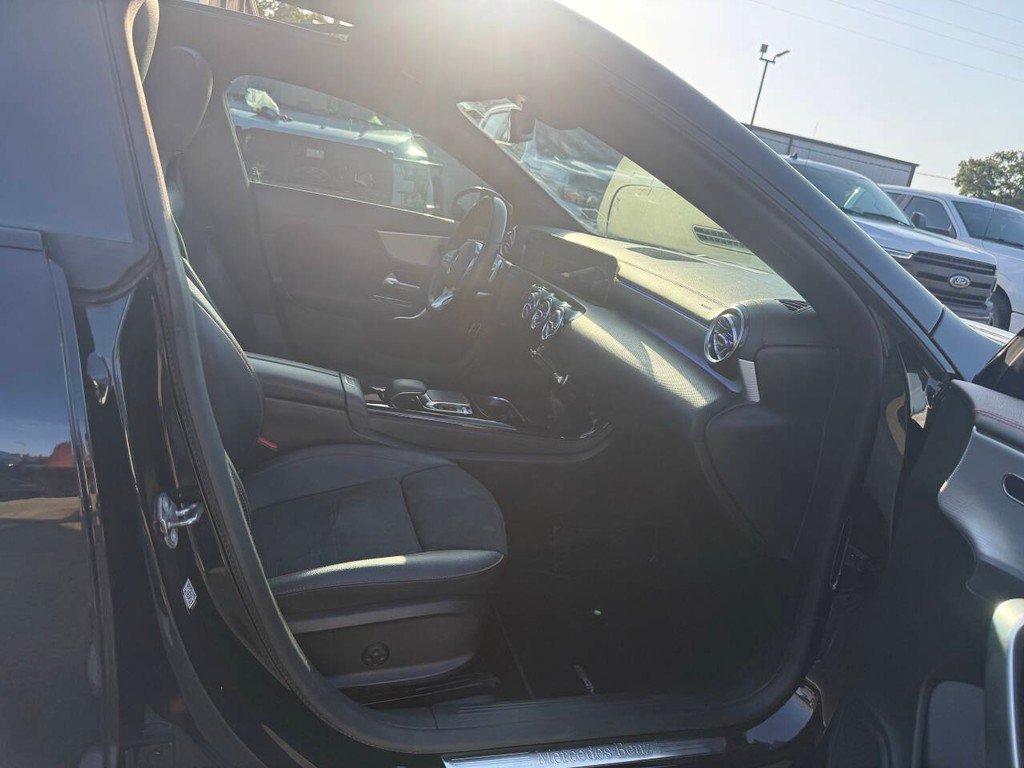 Mercedes-Benz CLA Vehicle Full-screen Gallery Image 10