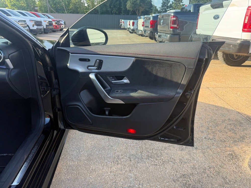 Mercedes-Benz CLA Vehicle Full-screen Gallery Image 11