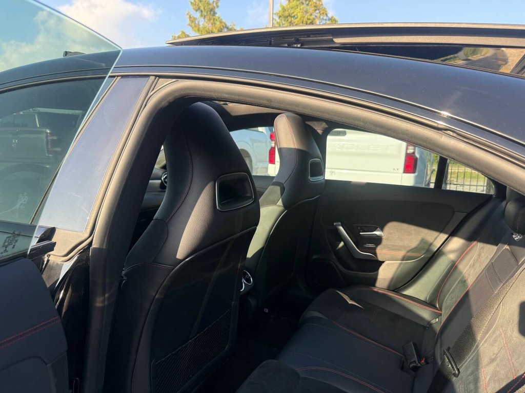 Mercedes-Benz CLA Vehicle Full-screen Gallery Image 12