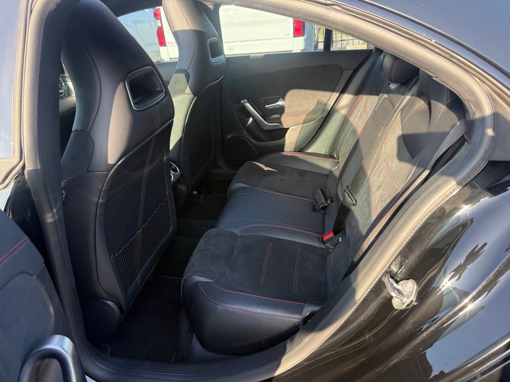 Mercedes-Benz CLA Vehicle Full-screen Gallery Image 13