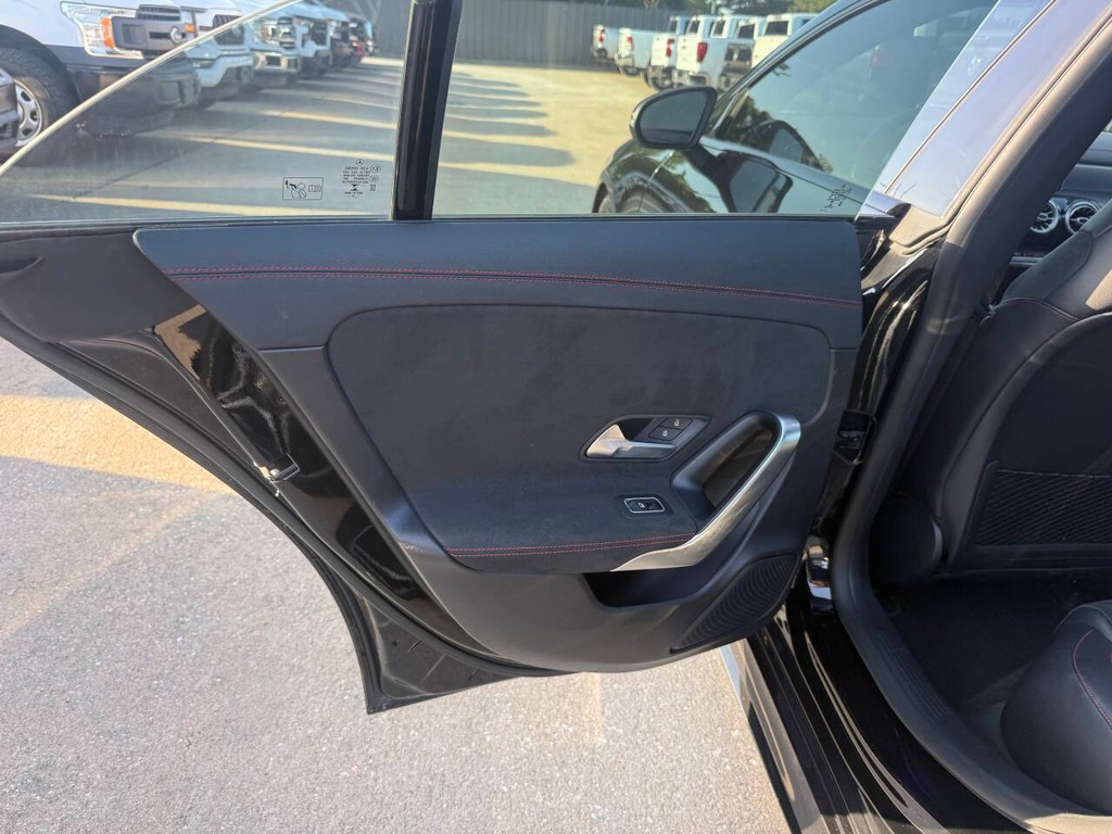 Mercedes-Benz CLA Vehicle Full-screen Gallery Image 14