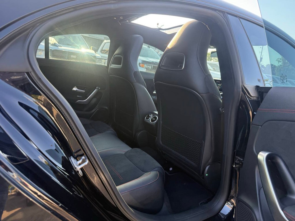 Mercedes-Benz CLA Vehicle Full-screen Gallery Image 15