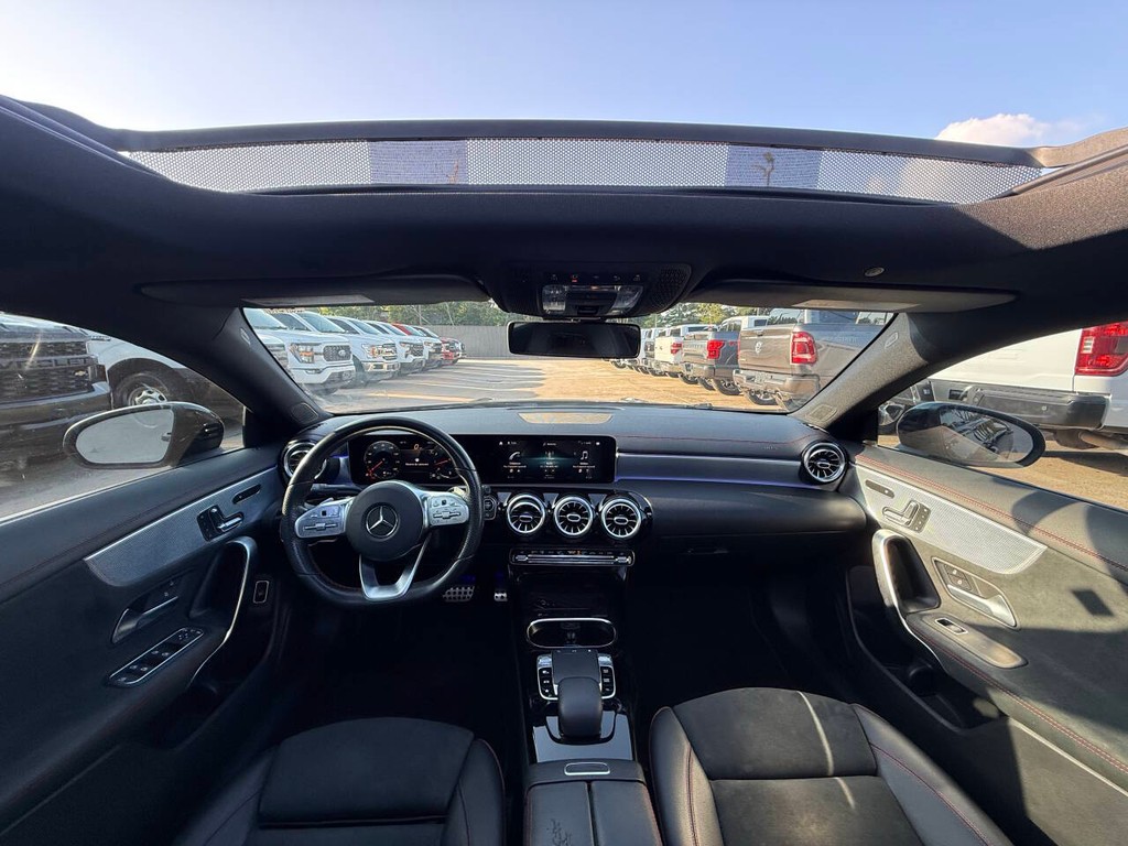 Mercedes-Benz CLA Vehicle Full-screen Gallery Image 18