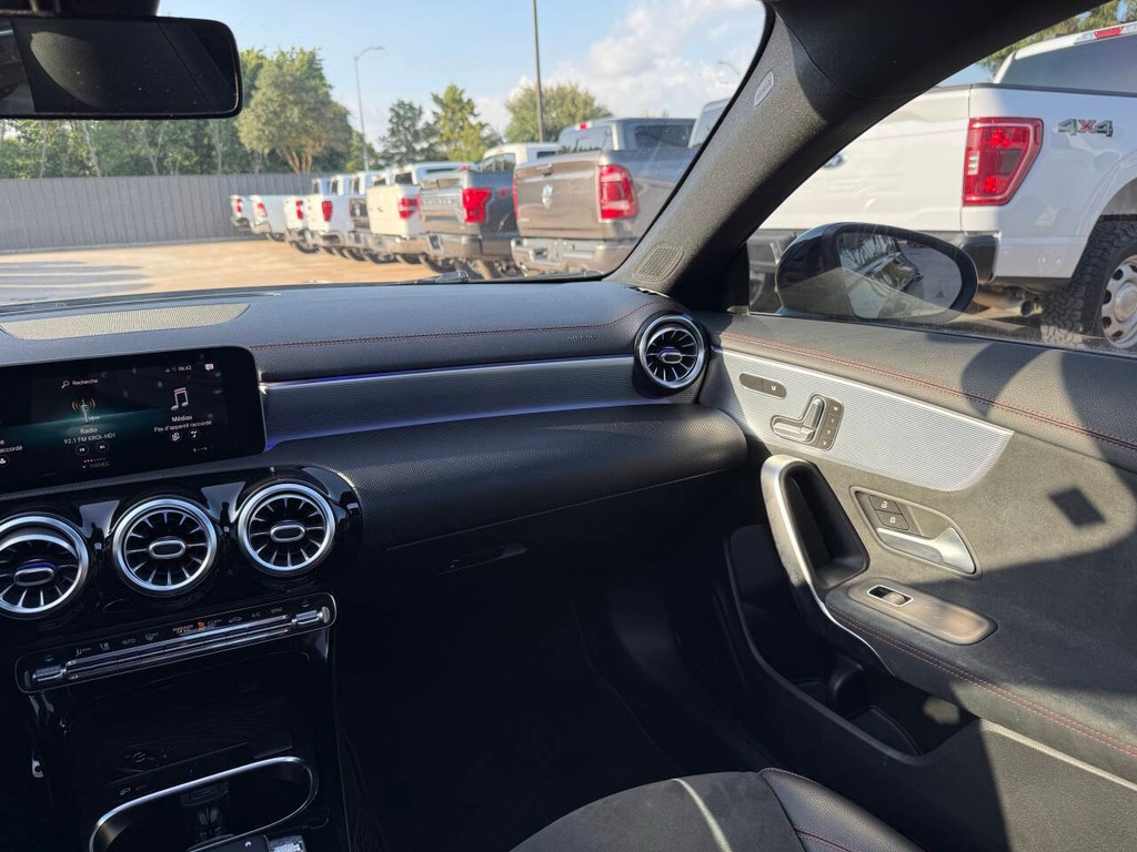 Mercedes-Benz CLA Vehicle Full-screen Gallery Image 20
