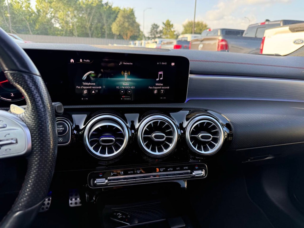 Mercedes-Benz CLA Vehicle Full-screen Gallery Image 24