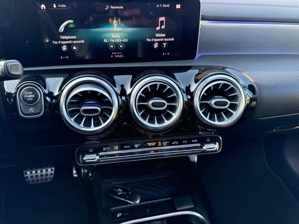 Mercedes-Benz CLA Vehicle Full-screen Gallery Image 25