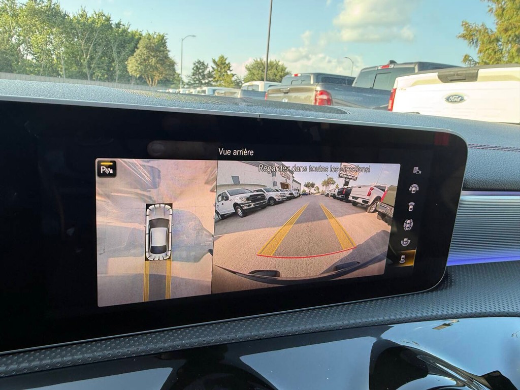 Mercedes-Benz CLA Vehicle Full-screen Gallery Image 26