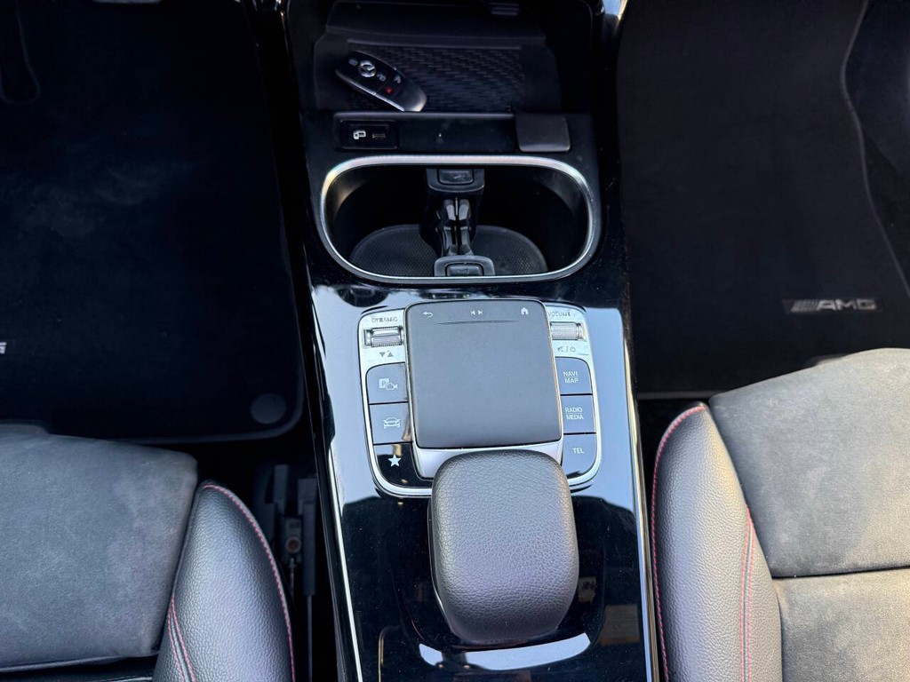 Mercedes-Benz CLA Vehicle Full-screen Gallery Image 27
