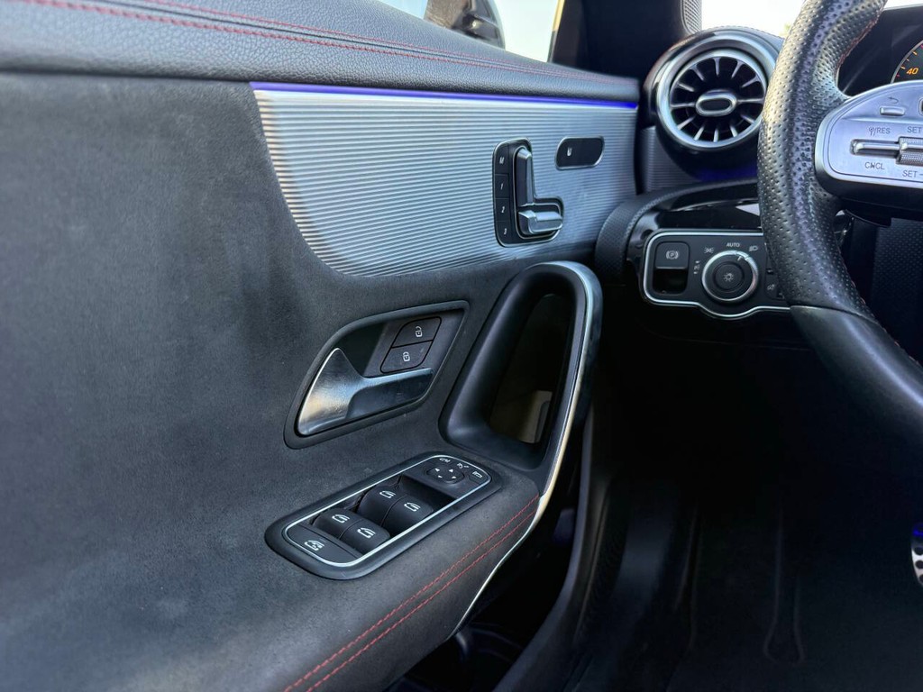 Mercedes-Benz CLA Vehicle Full-screen Gallery Image 29