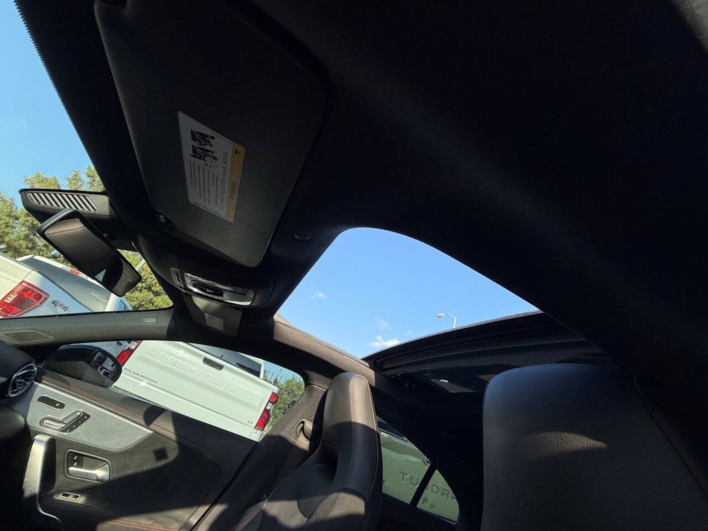 Mercedes-Benz CLA Vehicle Full-screen Gallery Image 30