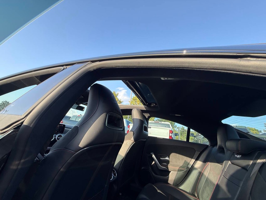 Mercedes-Benz CLA Vehicle Full-screen Gallery Image 31