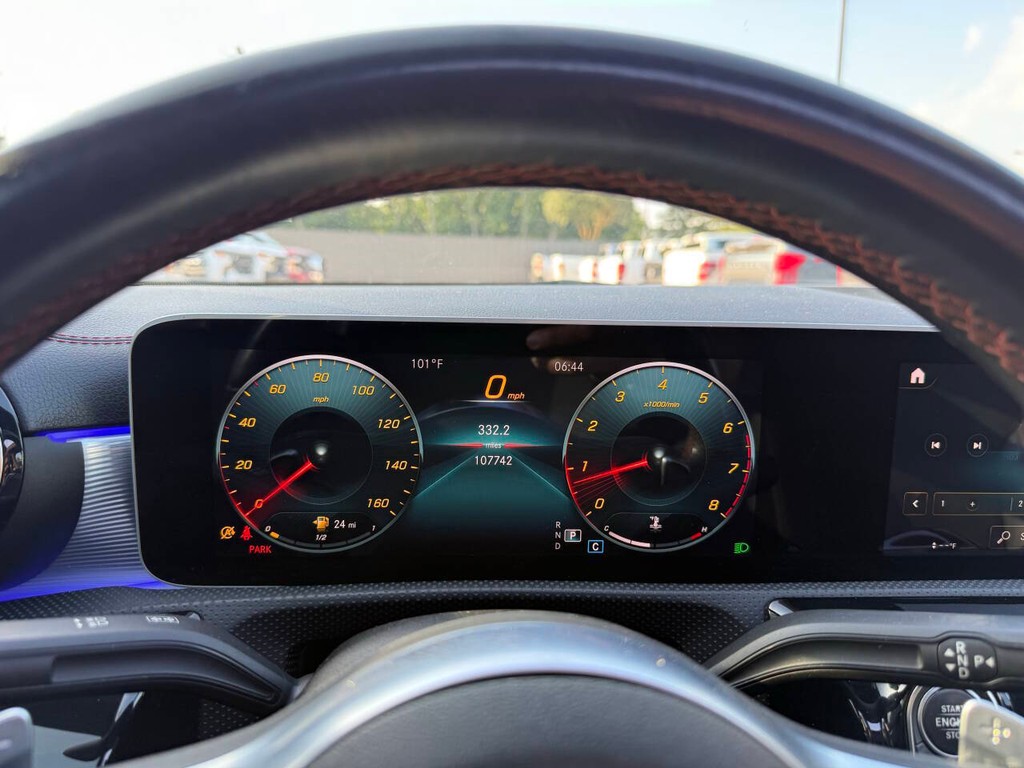Mercedes-Benz CLA Vehicle Full-screen Gallery Image 32