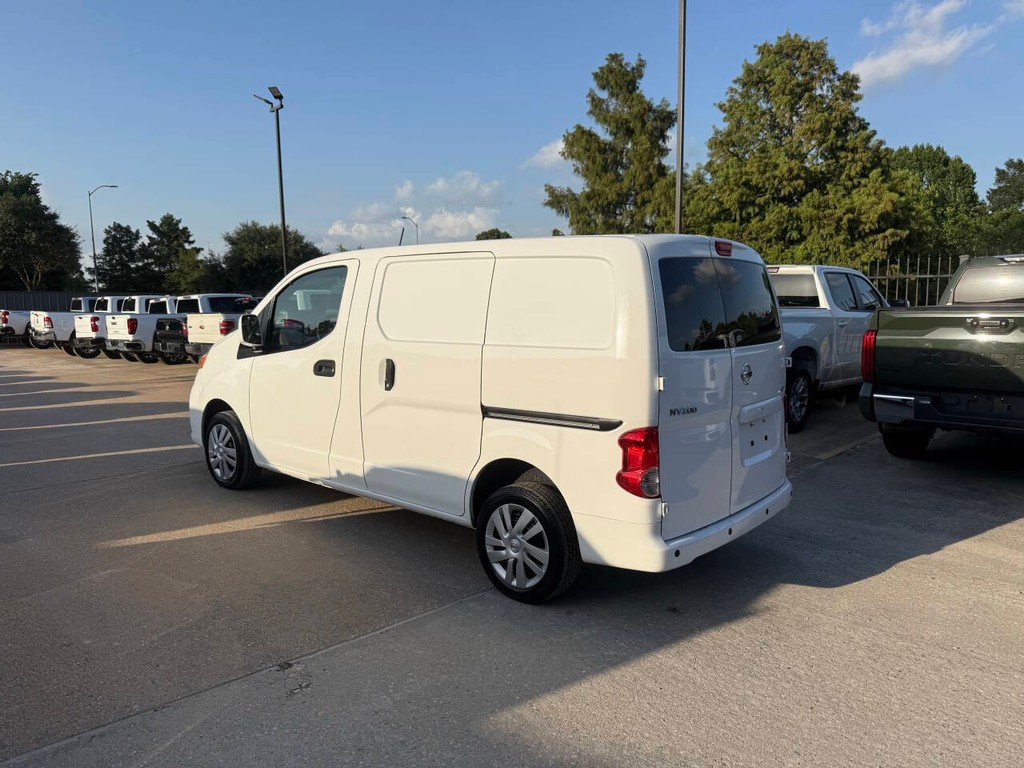 Nissan NV200 Vehicle Full-screen Gallery Image 04