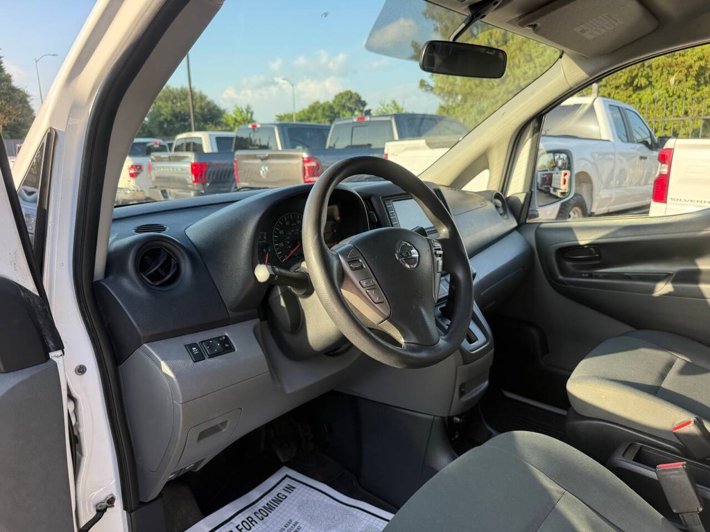 Nissan NV200 Vehicle Full-screen Gallery Image 06
